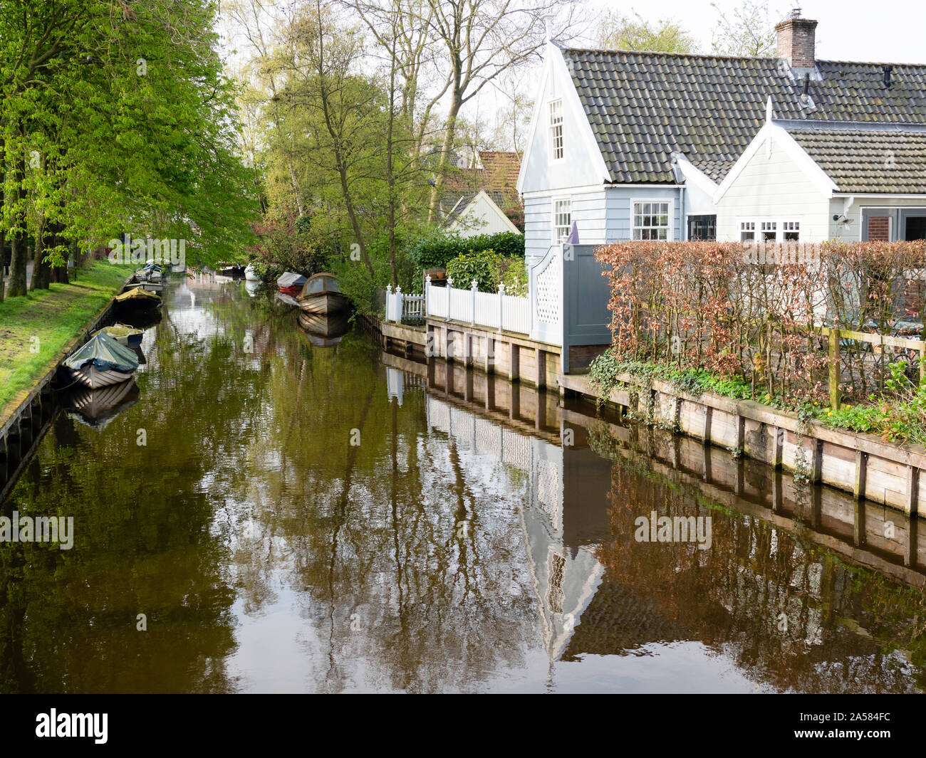 Canal e case in città piccola, Broek in Waterland, North Holland, Paesi Bassi Foto Stock