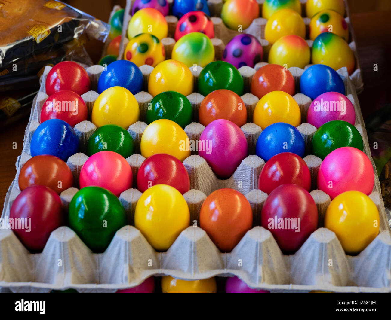 Colorate le uova di Pasqua in cartone, Broek in Waterland, North Holland, Paesi Bassi Foto Stock