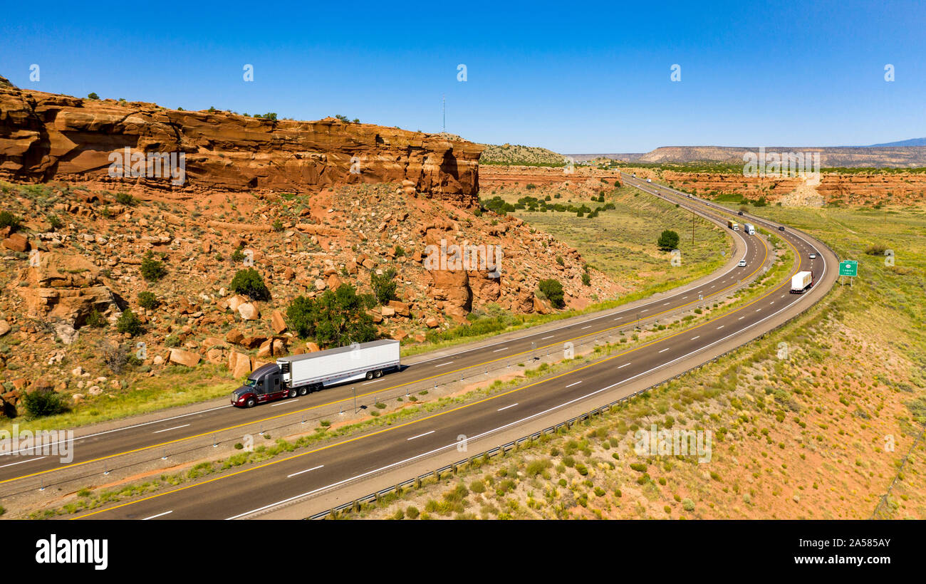 Big Rig e viaggiatori in vacanza auto lungo l'autostrada nel deserto a sud-ovest Foto Stock