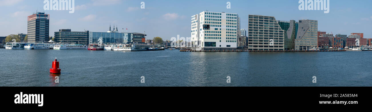 Edifici moderni sul lungomare, Haarlemmbuurt, Amsterdam, Paesi Bassi Foto Stock