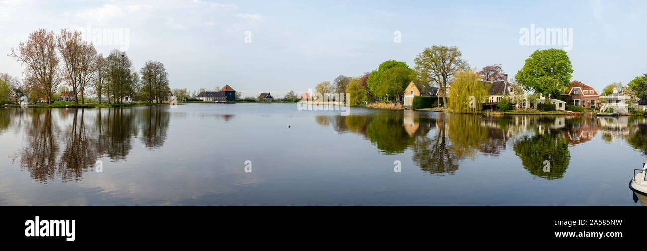 Paesaggio con lago e case, Broek in Waterland, North Holland, Paesi Bassi Foto Stock