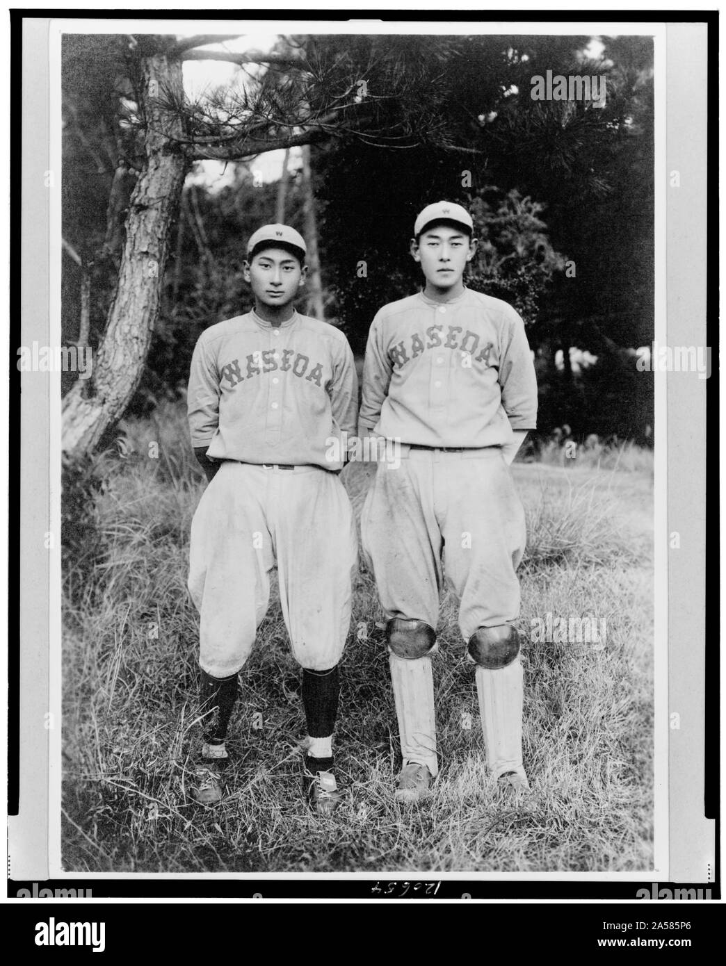 Waseda University Team dal Giappone, catcher J. Nagano e secondo baseman J. Kuji (baseball) Foto Stock