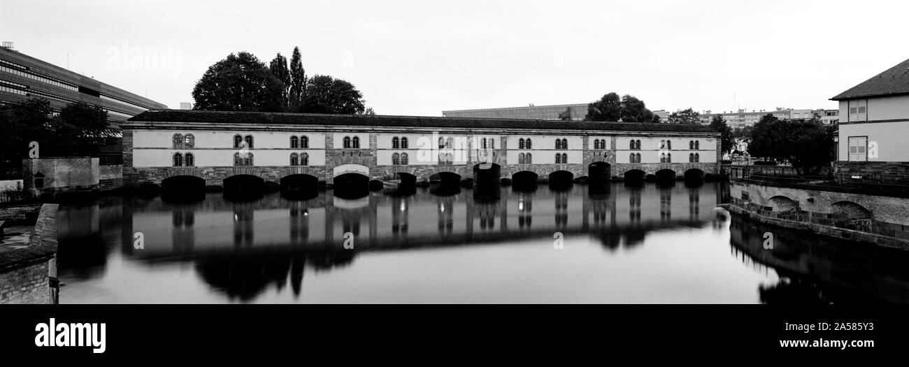 Barrage Vauban riflettente ponte nel fiume Ill, Strasburgo, Bas-Rhin, Francia Foto Stock