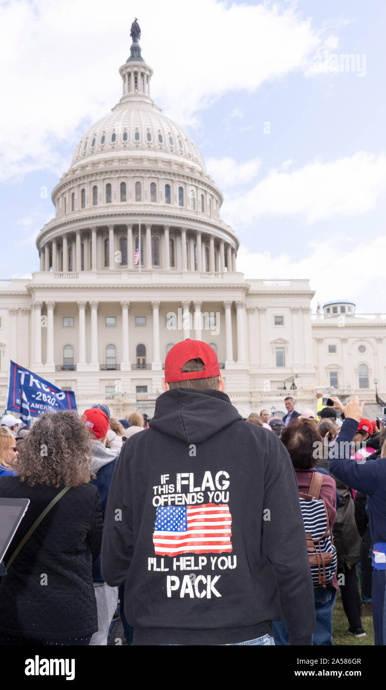 Washington, Stati Uniti d'America. Xvii oct, 2019. Donald Trump sostenitori si sono stretti al di fuori congresso giovedì per il 'Marco per Trump,', un evento destinato ad opporsi alla casa dei democratici' impeachment inchiesta. Gridando 'stop il colpo di stato', essi hanno marciato verso il basso in Pennsylvania Avenue e montati su STATI UNITI Capitol Prato Ovest in Washington, DC, giovedì 17 ottobre, 2019. "Se questo flag offende, vi aiuteremo a pack' legge il retro della sua giacca. (Foto di Jeff Malet) foto tramite la carta di credito: Newscom/Alamy Live News Foto Stock