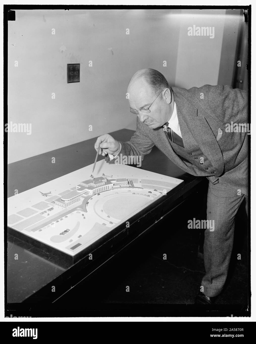 Dall'Aeroporto di Washington edifici per consentire la piena visione oltre 750 acri di campo di atterraggio. Washington D.C., Dic. 2. Il modello qui che viene ispezionata da Col. Sumpter Smith, presidente dell'Aeroporto Nazionale di Washington, la Commissione illustra una porzione del campo come apparirà una volta completato. Esso mostra gli edifici che sono ubicate in modo che gli osservatori nella torre di controllo verrà attivato per vedere l'intero 750 acri dell'aeroporto. L'edificio ospita una sala da pranzo, un piazzale, coffee shop uffici, e alcune riparazioni e manutenzione negozi Foto Stock