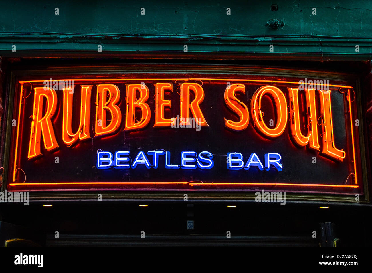 L'anima in gomma Beatles Bar si trova a Liverpool su Mathew Street. Una vasta gamma di musica dal passato al presente è eseguita. Foto Stock