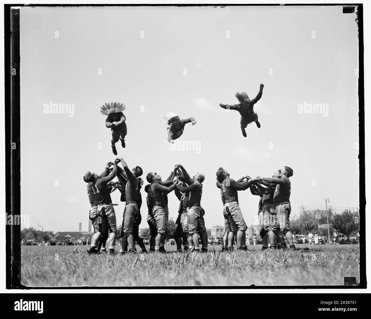 Washington Redskins iniziare il training. Washington, D.C. Agosto 28. Egli-uomo esercizio ha preso il posto di calisthenics oggi come le pellerosse di Washington è entrata nella National Professional Football League ha iniziato la formazione. I ragazzi volare attraverso l'aria sono, da sinistra a destra: Millner (Notre Dame), Rentner (nord-ovest) e Peterson (West Virginia) Wesleyan) 8/28/37 Foto Stock