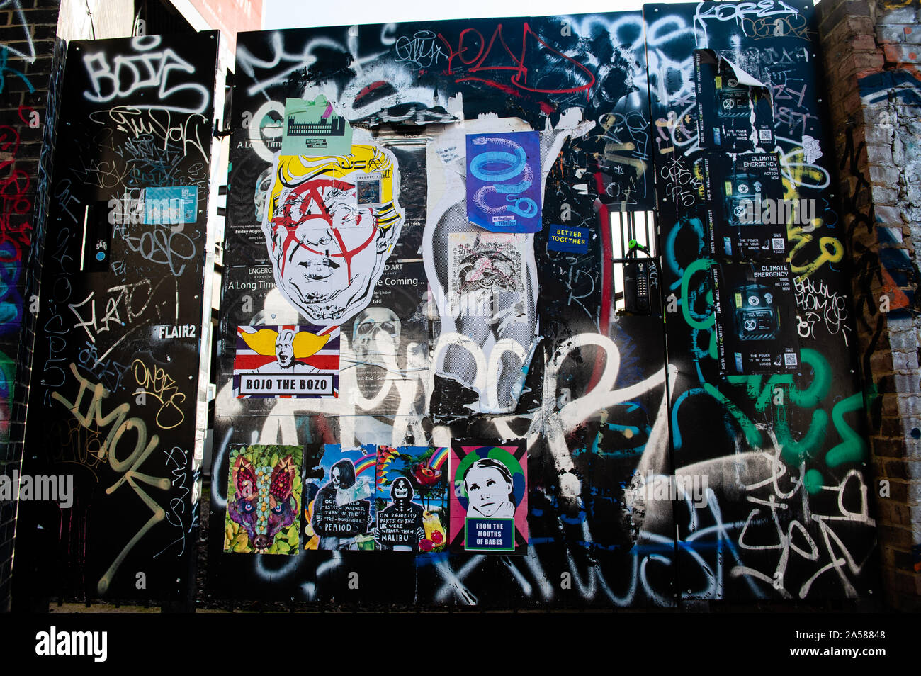 Numerosi collage circa i cambiamenti climatici sono visibili su una parete.come il termine Brexit telai, nuovo murales e pasta-ups appaiono sulle strade di Londra. Brick Lane, in East End di Londra, è uno dei luoghi più frequentati per trovare tutti i tipi di arte intorno al Brexit. Anche nel famoso quartiere di Shoreditch, i turisti a piedi e scattare foto intorno a questa politica arte di strada. Foto Stock