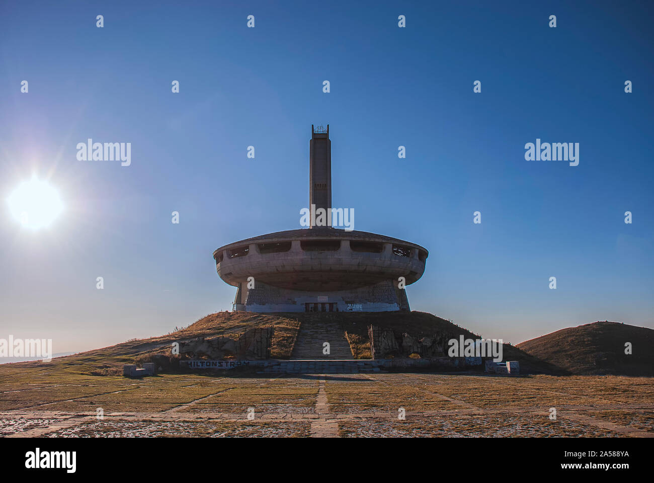 Il Monumento Casa del partito comunista bulgaro sul picco di Buzludzha nelle montagne balcaniche, Bulgaria Foto Stock