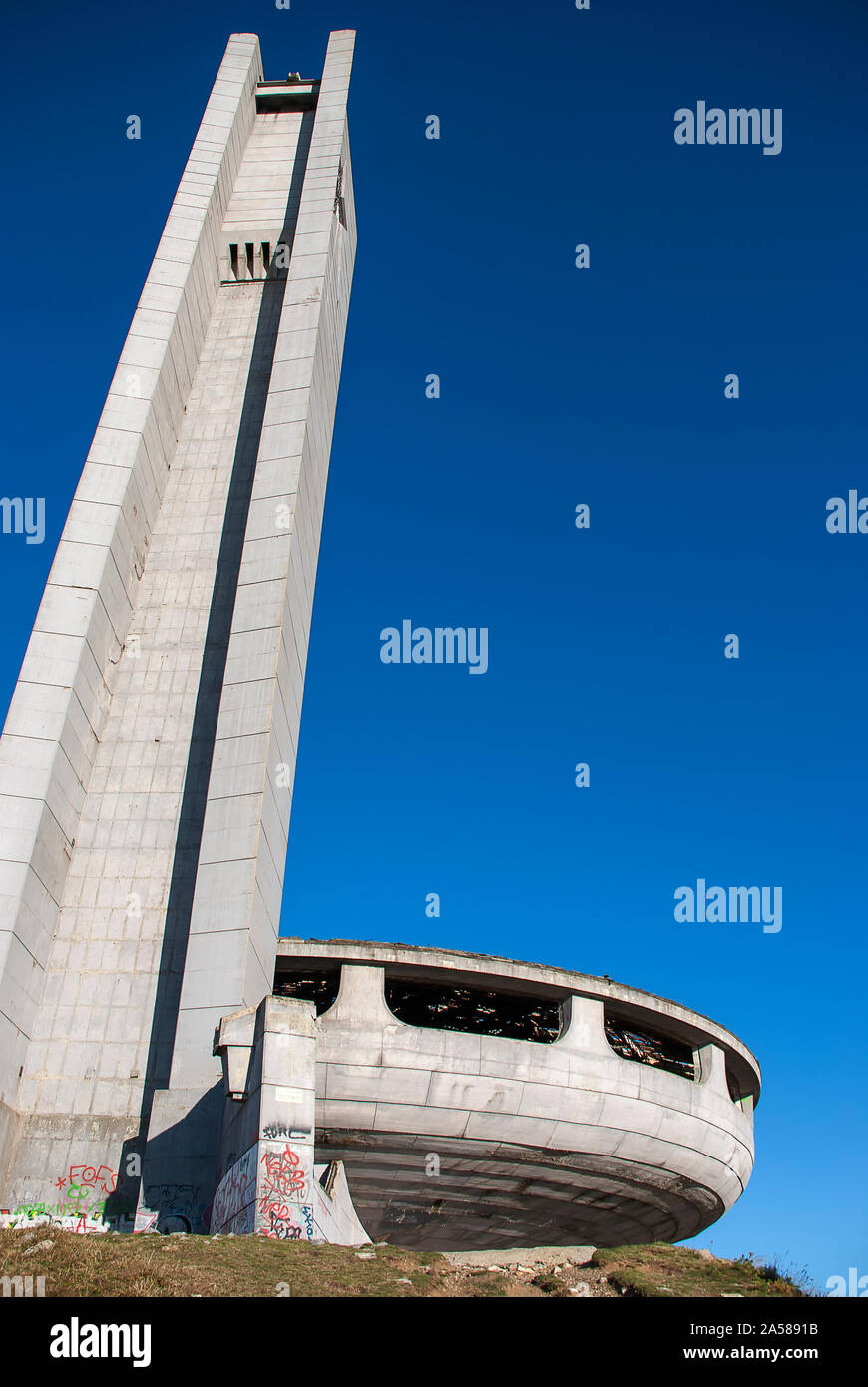 Il Monumento Casa del partito comunista bulgaro sul picco di Buzludzha nelle montagne balcaniche, Bulgaria Foto Stock