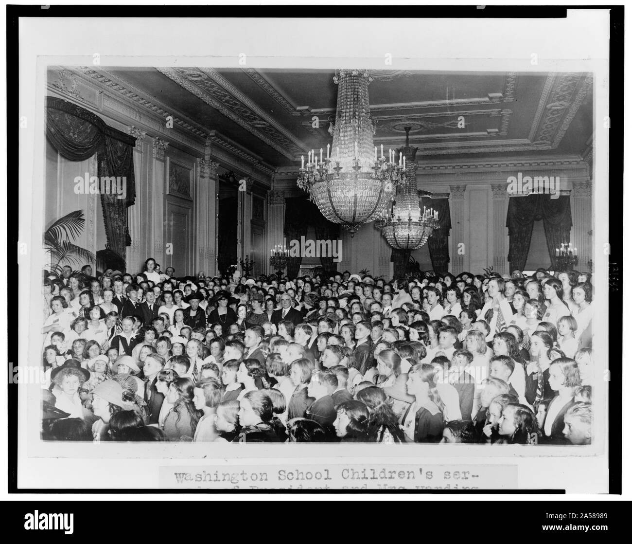Washington Scuola childrens' serenata del Presidente e la Sig.ra Harding, come una funzione della musica programma settimana, che avrebbe dovuto essere tenuto presso il Lincoln Memorial, è stato trasferito alla Sala Est della Casa Bianca a causa della pioggia Foto Stock