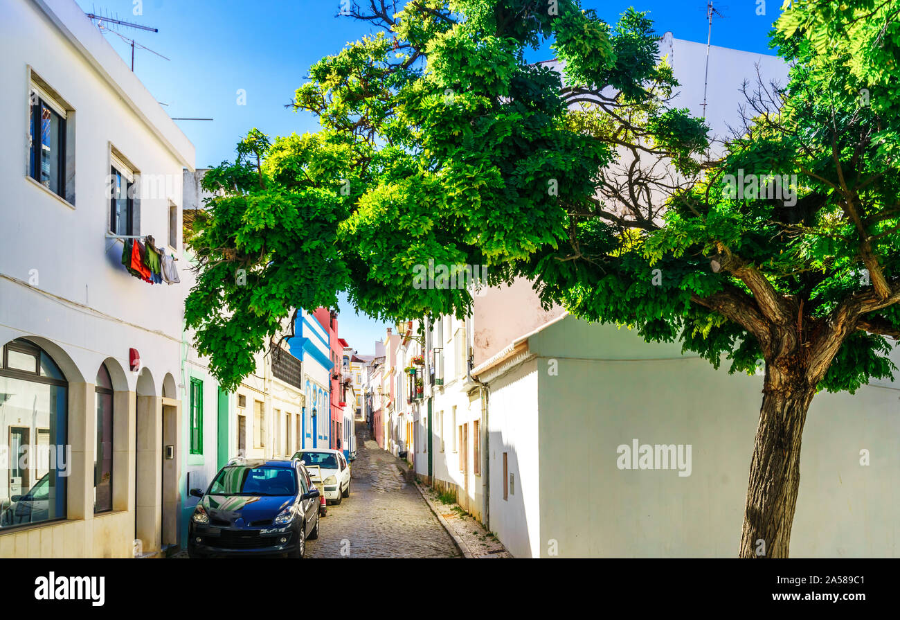 Vista sulla strada con edifici storici nella città vecchia di Lagos, Algarve Portogallo Foto Stock