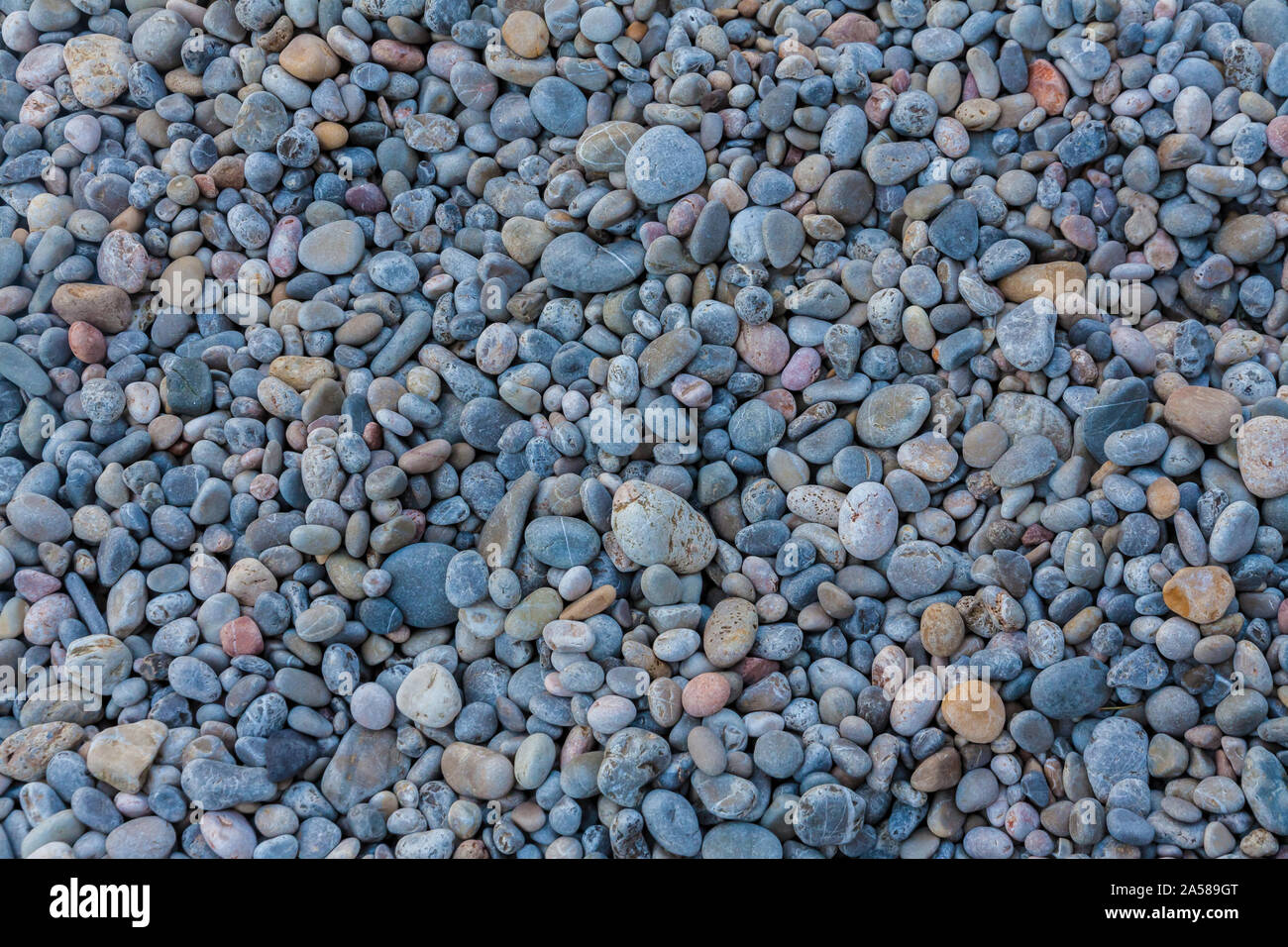 La spiaggia sassosa con piccole pietre di Mallorca Foto Stock