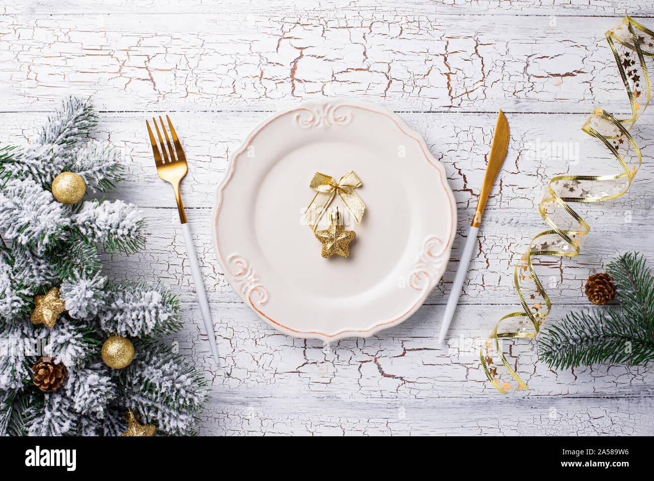 Natale messa in tavola e decorazioni dorate Foto Stock