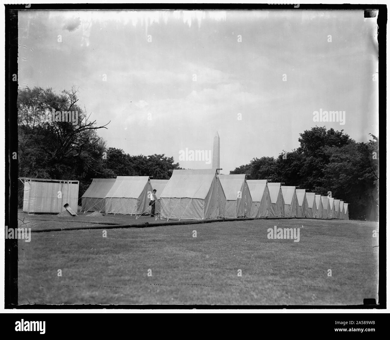 Washington tenda della città. Washington, D.C. Maggio 26. Le tende per i 25.000 esploratori che stanno frequentando il Boy Scout Jamboree a Washington D.C. sono rapidamente essendo eretto. Questo gruppo nell'ombra di Washington il monumento è stato appena completato. 5/26/37 Foto Stock
