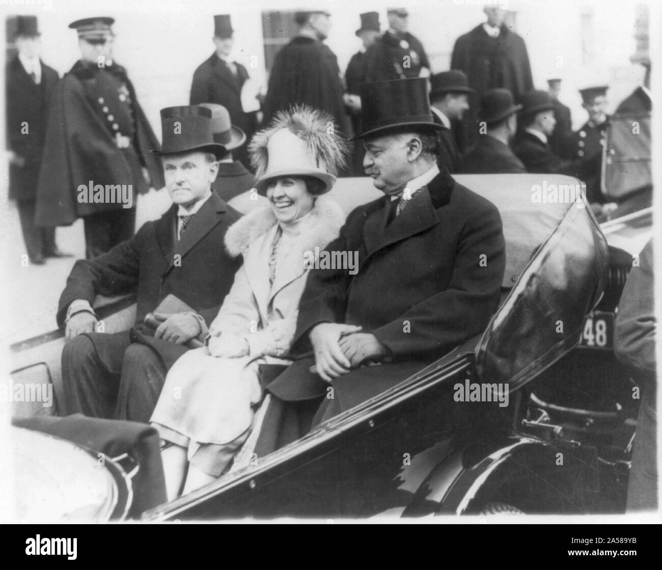 Washington, D.C. - Inaugurazione di Calvin Coolidge - Coolidges e Sen. Curtis nel carrello aperto sul modo di Capitol Foto Stock