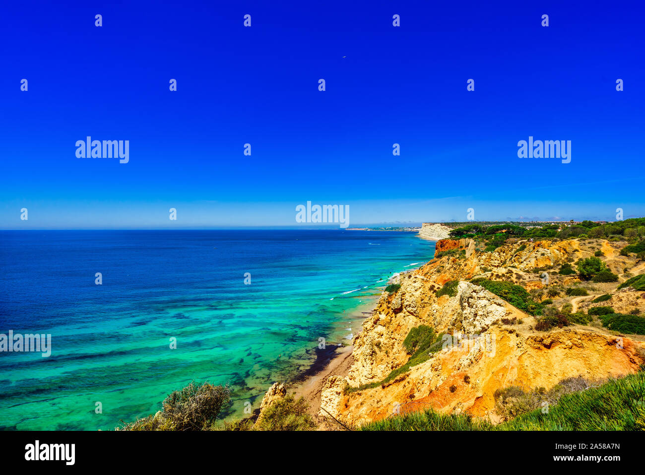 Vista sulla costa da Praia do Canavial vicino a Lagos, Portogallo, Foto Stock