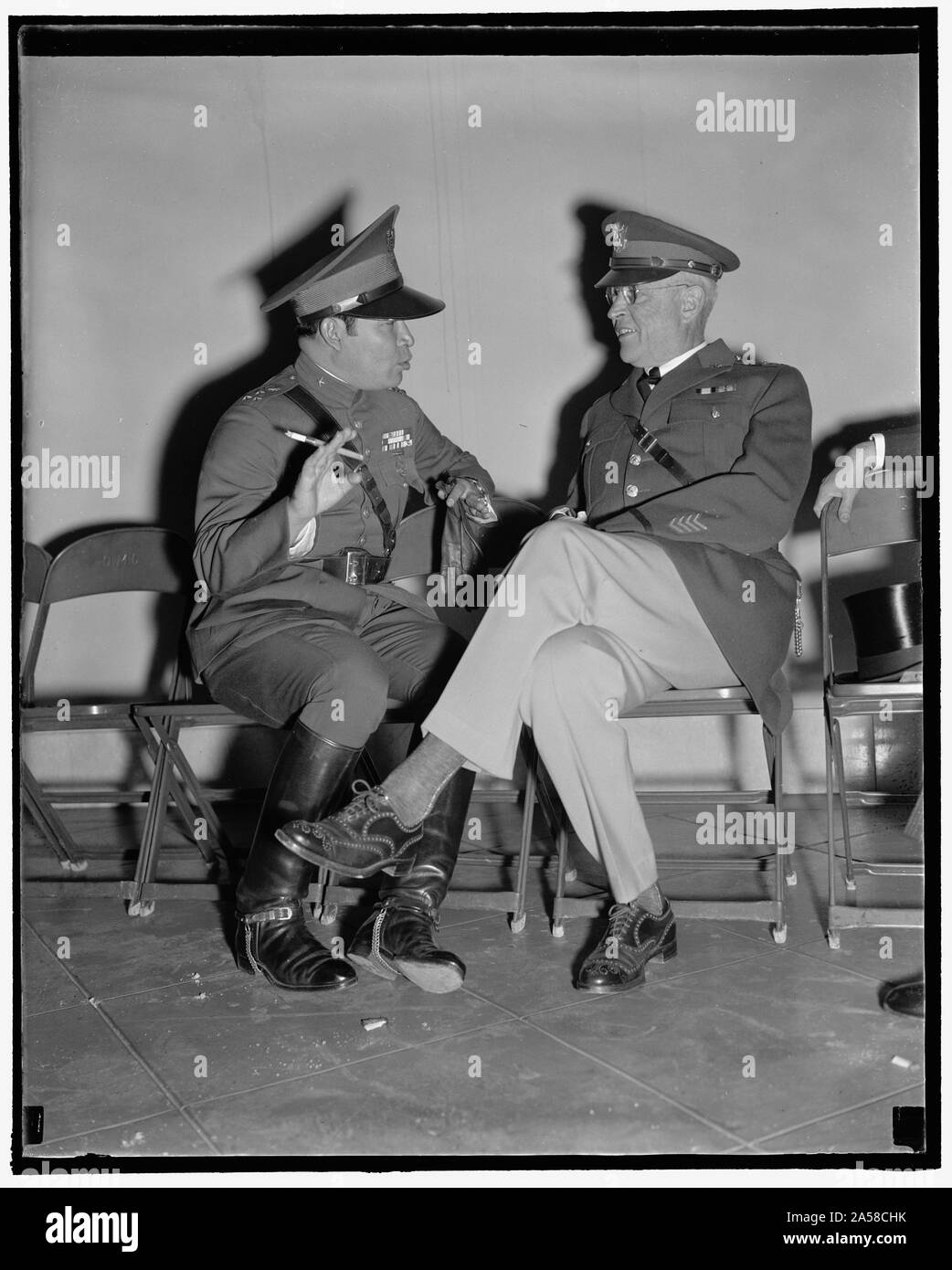 Stati Uniti - Cuba capi militari. Washington D.C., nov. 11. Senza dubbio gli eserciti sono stati discussi quando questa immagine è stato fatto oggi. Il Mag. General Malin Craig, U.S. Capo del Personale e Col. Fulgencio Batista, Cuba il dittatore, come hanno chattato informalmente alla Arlington mentre si attende l arrivo del Presidente Roosevelt per il giorno dell'Armistizio cerimonie vi, 11/11/38 Foto Stock