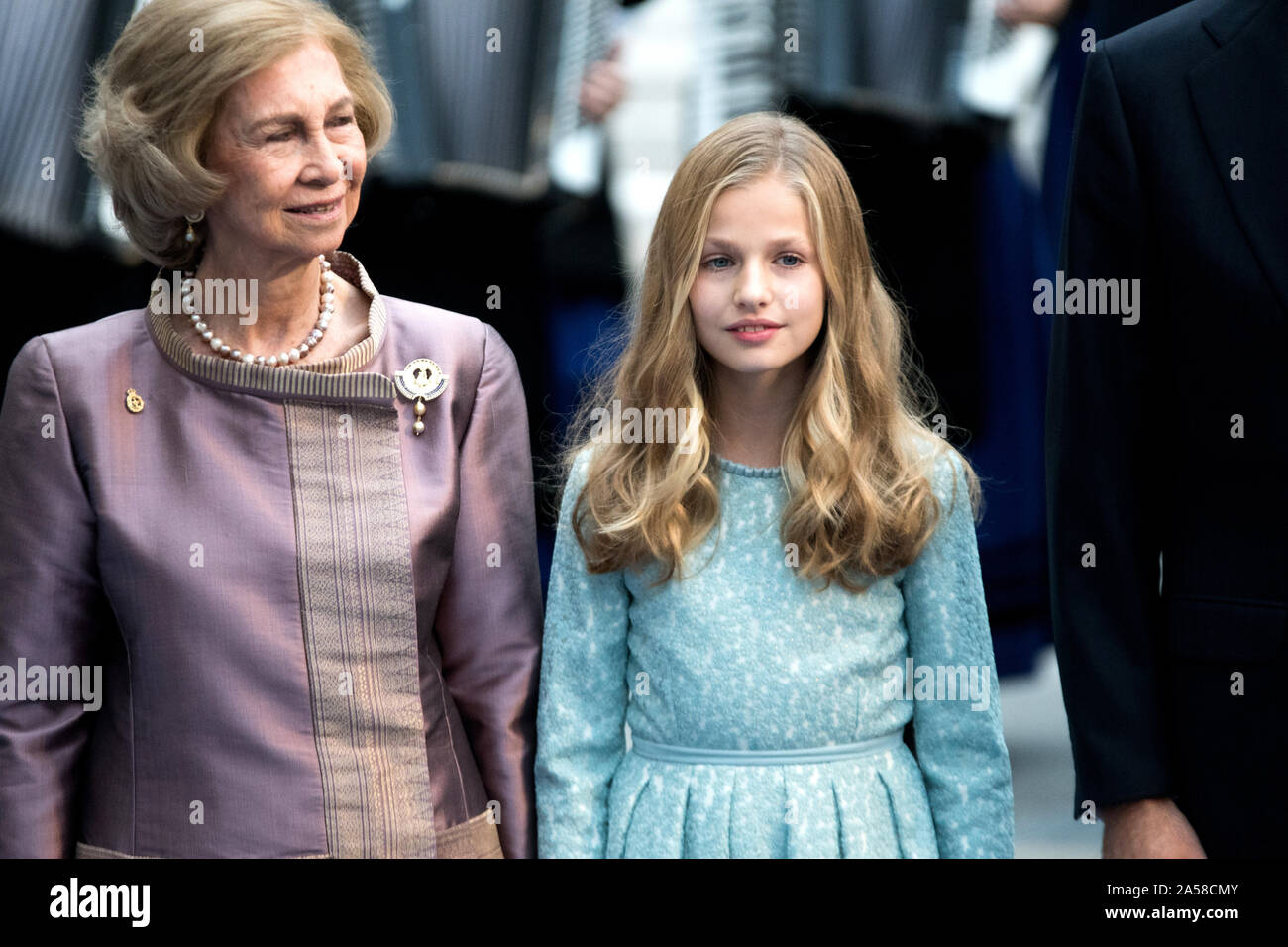 Oviedo, Spagna. Xviii oct, 2019. La regina Sofia di Spagna e la principessa Leonor delle Asturie durante la cerimonia della Principessa delle Asturie premi al Teatro Campoamor il 18 ottobre 2019 a Oviedo, Spagna. Credito: David Gato/Alamy Live News Foto Stock