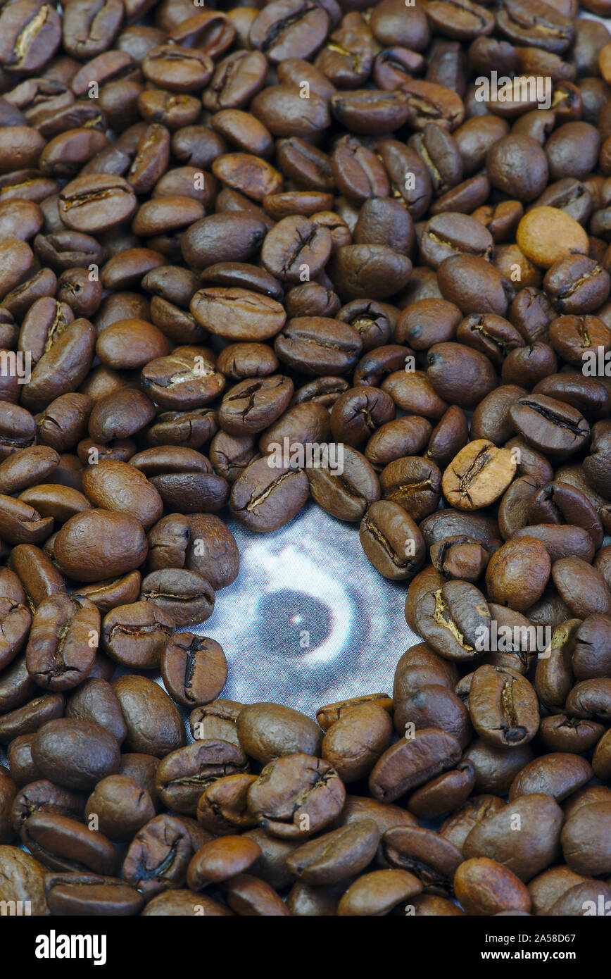 I chicchi di caffè che copre una foto di un occhio Foto Stock