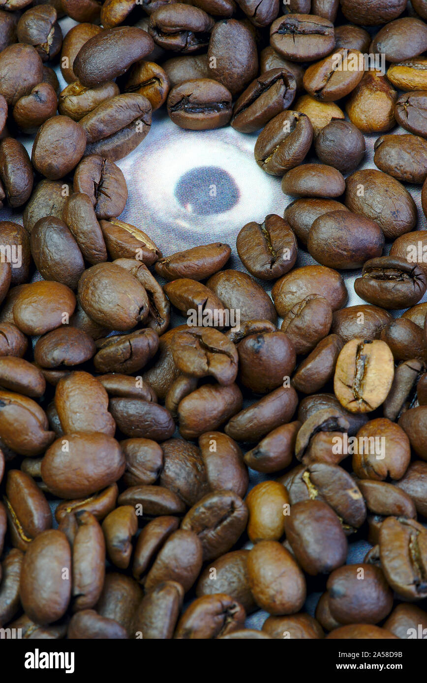 I chicchi di caffè che copre una foto di un occhio Foto Stock