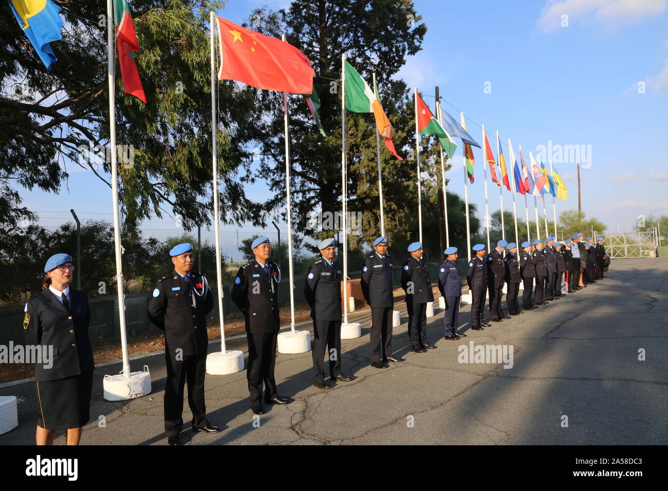 (191018) -- NICOSIA, 18 ottobre 2019 (Xinhua) -- i membri delle Nazioni Unite contingente di polizia di Cipro a partecipare ad una speciale medaglia ONU cerimonia di premiazione a Nicosia, Cipro, il 18 ottobre 2019. Ufficiali di servire con le Nazioni Unite contingente di polizia di Cipro sono stati riconosciuti per il loro servizio dedicato a una cerimonia speciale il venerdì. In corrispondenza di una presentazione di Nicosia, 21 membri della forza ha ricevuto la loro medaglia DELLE NAZIONI UNITE, che viene assegnato dal Segretario Generale delle Nazioni Unite "al servizio della pace." (Xinhua/Zhang Baoping) Foto Stock