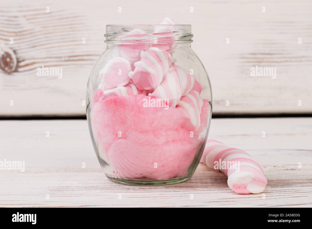 Marshmallow in vaso di vetro su sfondo di legno. Foto Stock