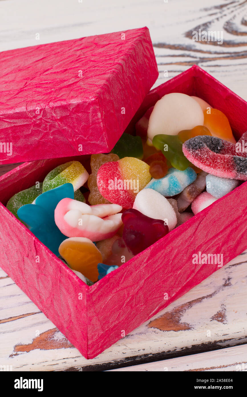 Caramelle di gelatina assortite in scatola regalo rosa. Foto Stock