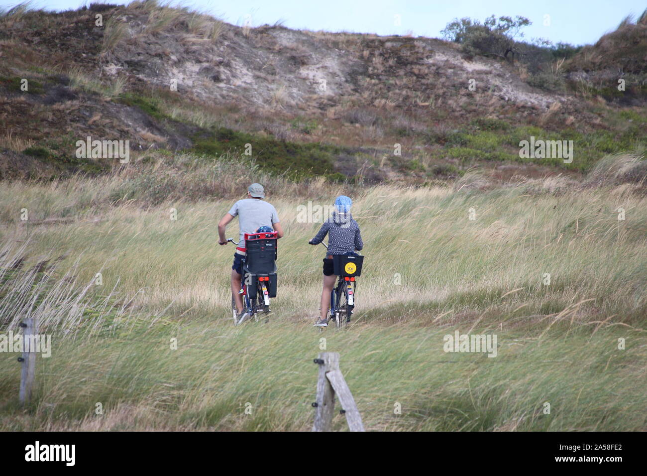 Un paio di mountain bike nelle dune di Langeoog isola (Germania) Foto Stock
