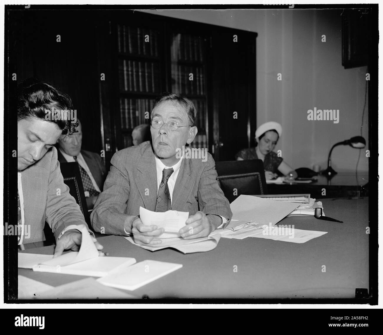 Stati Uniti Signor Commissario indiano appare prima del Senato per gli Affari Indiani Comitato. Washington, 10 giugno. Signor Commissario Indiana John Collier carica prima che il senato degli Affari Indiani Comitato oggi che una vigorosa quinta colonna attività diretta dalla propaganda nazista non ha avuto successo tra gli indiani ma ha catturato il Senato unwatchful Affari Indiani Comitato. Testimoniando al Senato ha approvato una legge che dispensa alcune tribù indiane dal Wheeler-Howard atto, Collier ha detto che gli indiani non hanno approvato la legislazione e che esso è stato proposto e torna da gruppi sovversivi, 6-10-40 Foto Stock