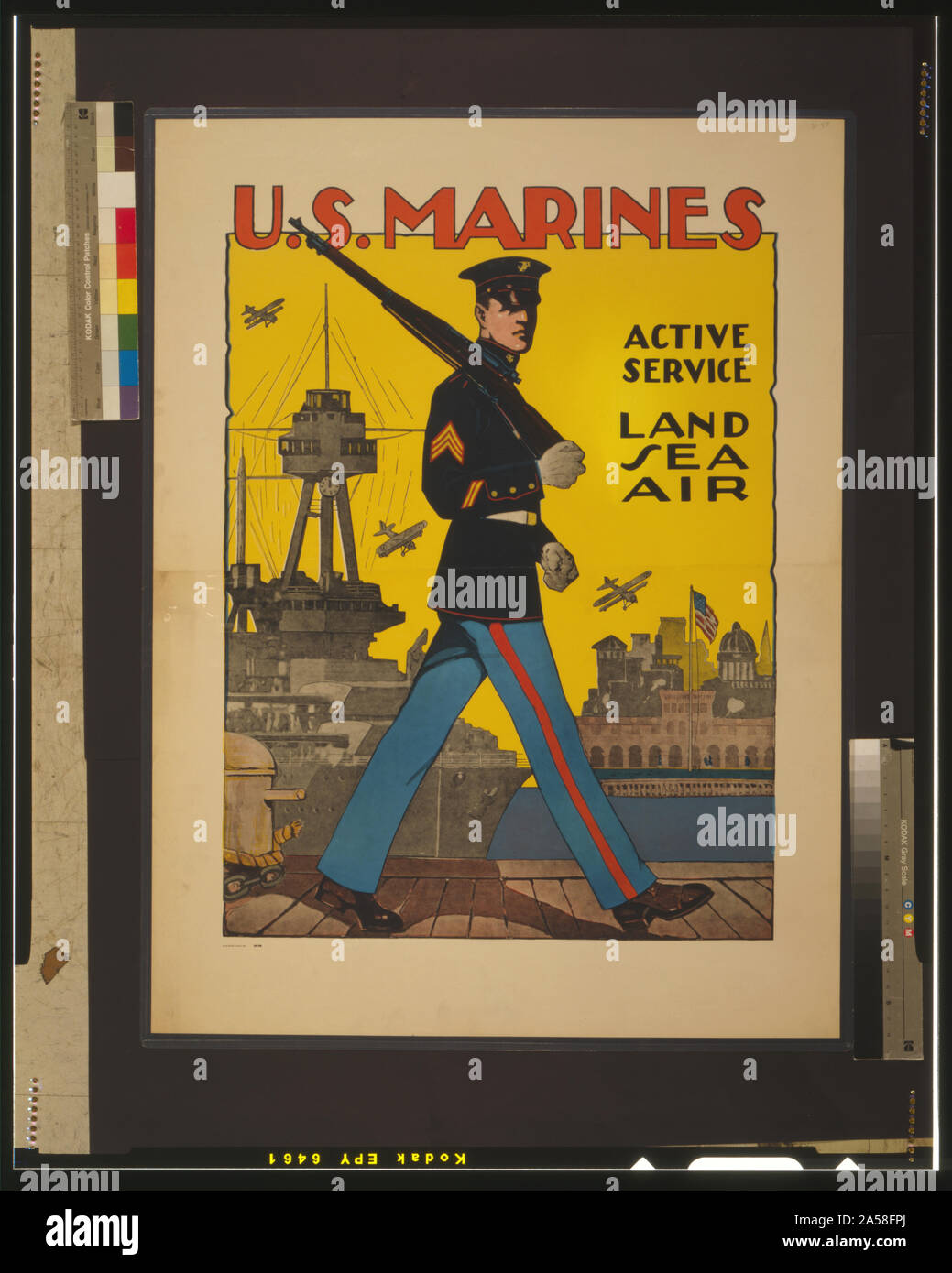 Stati Uniti Marines - Servizio attivo - terra, mare, aria Abstract: U.S. Marines assunzione poster marine con un fucile il pattugliamento docks. Foto Stock
