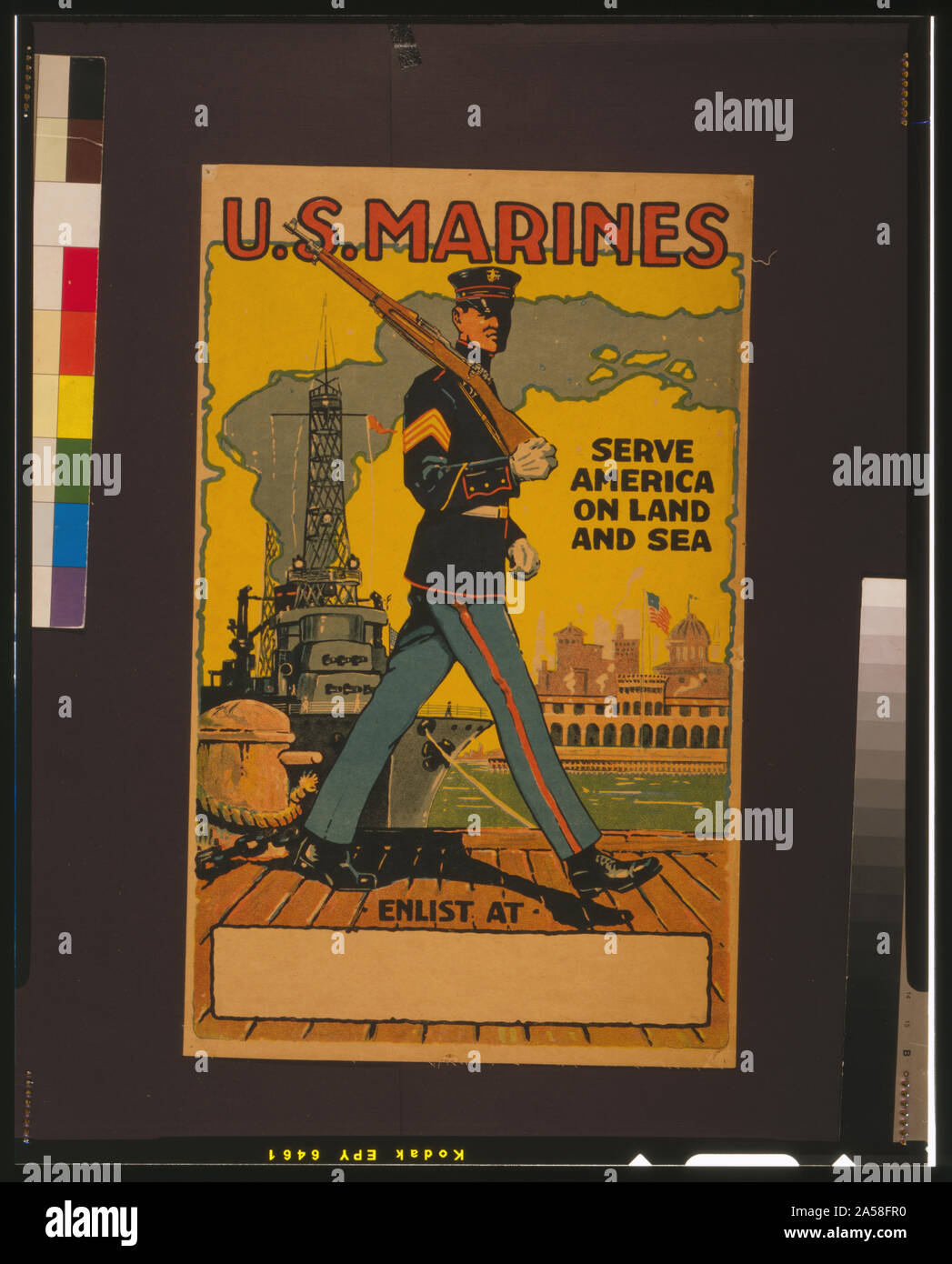 Stati Uniti Marines - servire America su terra e mare Abstract: U.S. Marines assunzione poster marine con un fucile il pattugliamento docks. Foto Stock