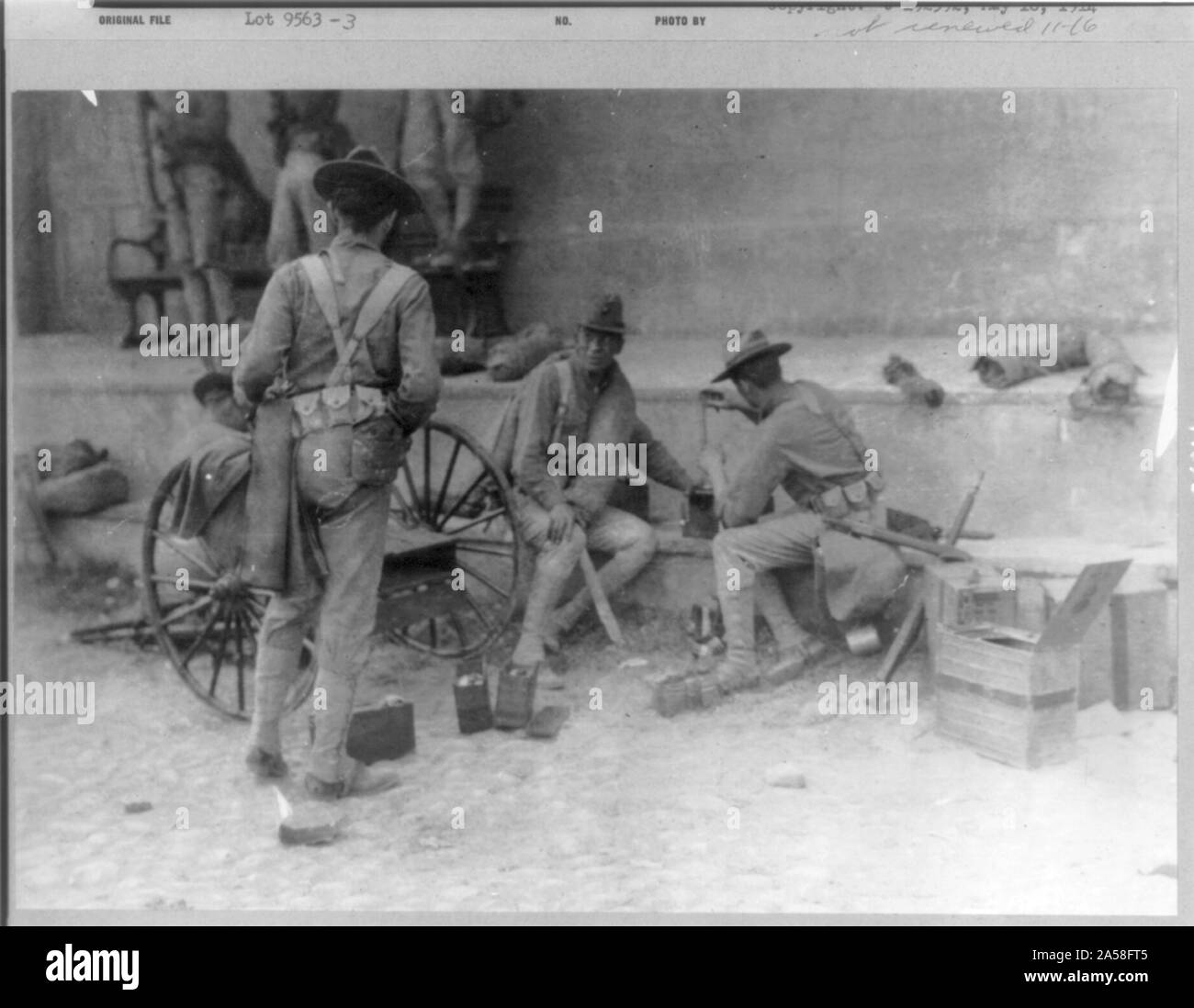 Stati Uniti Marines combattimenti in Vera Cruz Messico: segnale di uomini con telefono carro nella configurazione del loro apparato su strada Foto Stock