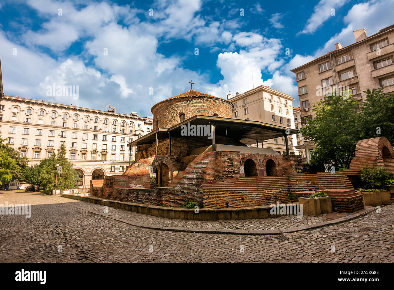 Antica chiesa di San Giorgio insieme tra gli edifici nel centro di Sofia (Bulgaria) Foto Stock