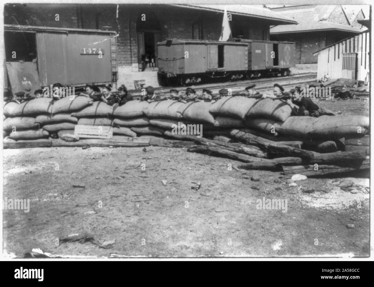 Stati Uniti Navy in azione a Vera Cruz, Messico, 1914: fucilieri dietro il contrappeso barricata al cantiere ferroviario Foto Stock
