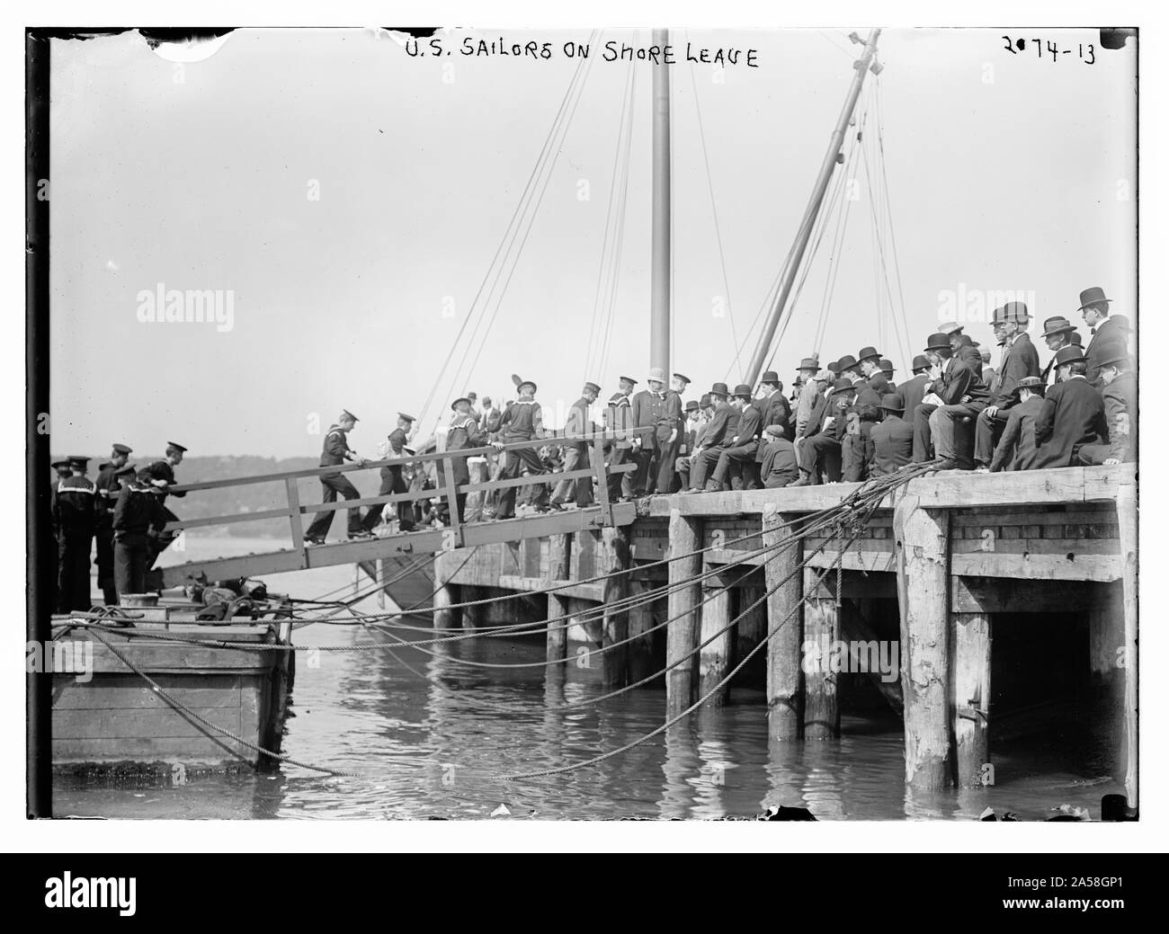 Noi marinai sulla riva lasciare Foto Stock