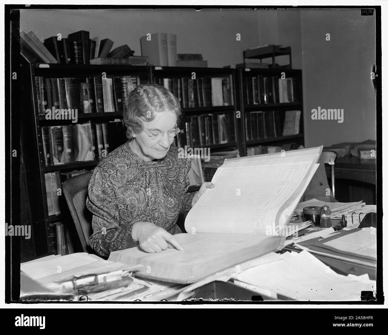 Censimento statunitense esperto scopre in età delle persone cui le nascite non sono state registrate. Washington D.C., nov. 27. Dati statistici potrebbe essere asciutto per la maggior parte delle persone ma signorina Mary C. Oursler, custode ufficiale del record di censimento, U.S. Census Bureau, trova le spezie del suo lavoro. Lei è un esperto a scoprire l'età delle persone cui le nascite non sono state registrate, scavare dei dati in casi heirship nonché per i casi penali in importanza. Miss Oursler è stato sul suo lavoro attuale per gli ultimi venti anni. 11/27/37 Foto Stock