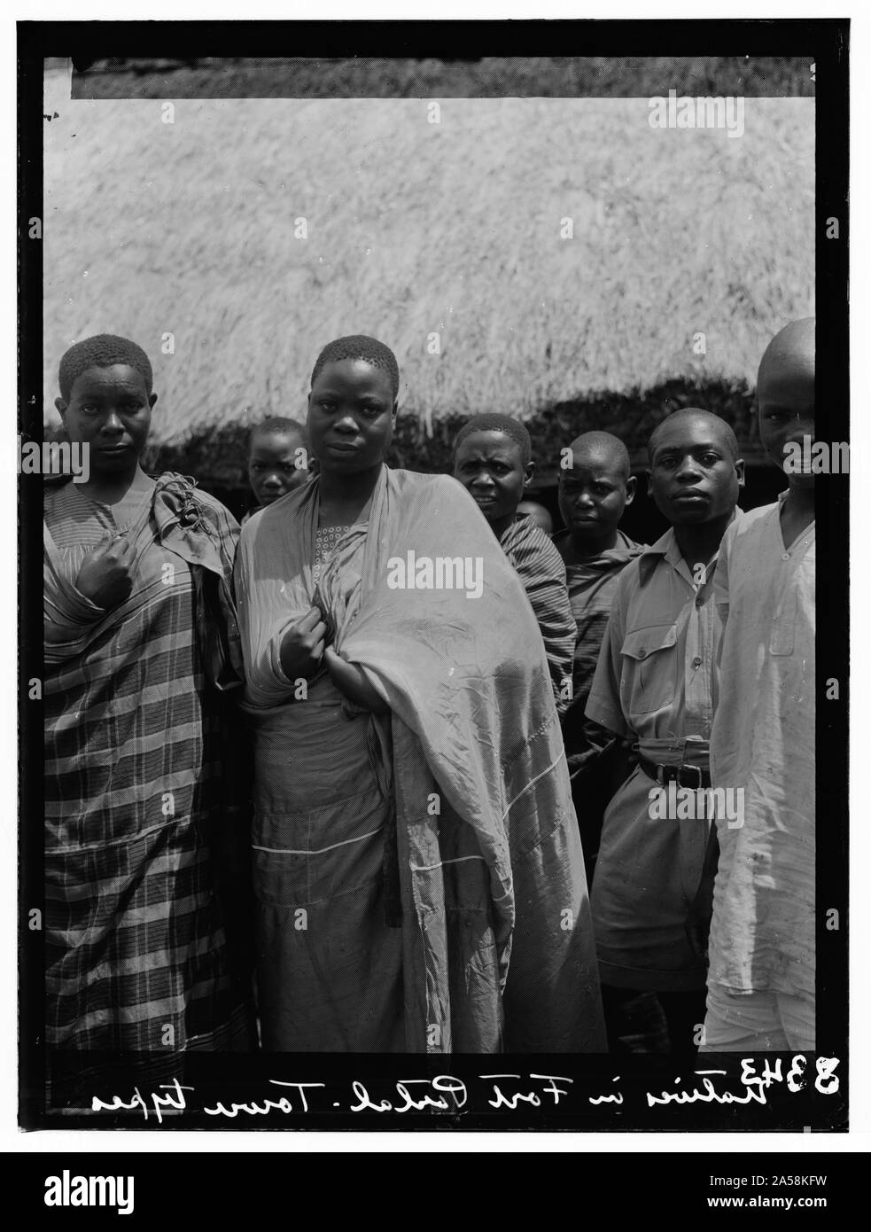 Uganda. Da Hoima a Fort Portal. Due giovani donne di una famiglia di leader Foto Stock