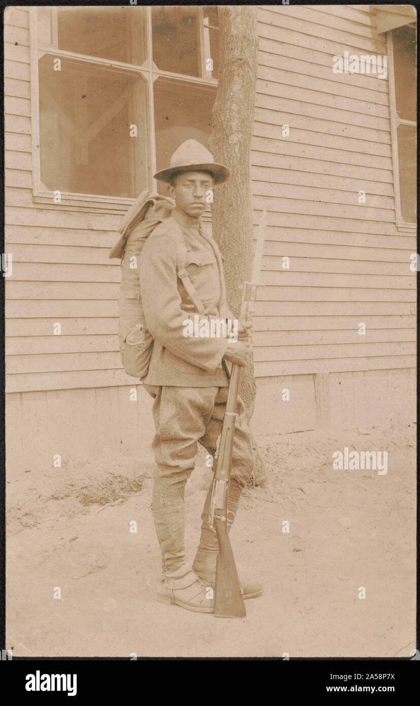 Unidentified African soldato americano in uniforme, cartuccia a nastro, e la campagna hat con bayoneted fucile e zaino Foto Stock