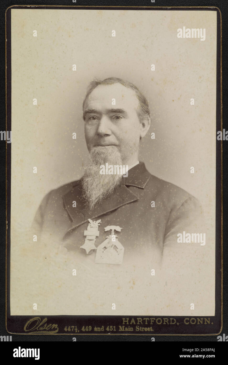 Unidentified civile veterano di guerra con un grande esercito della Repubblica medaglie] / Olsen, 447-1/2, 449 e 451 Main Street, Hartford, conn. Foto Stock