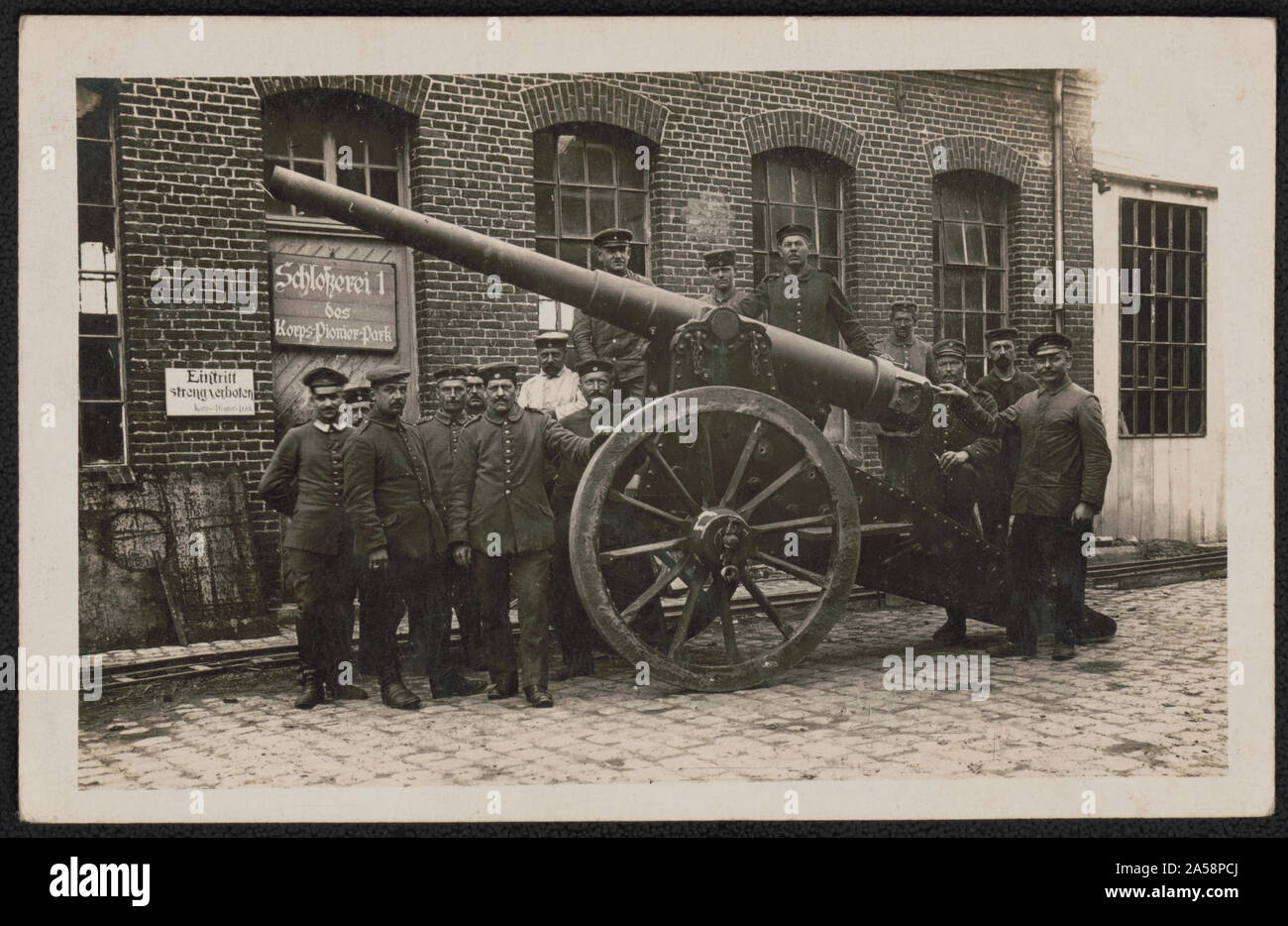 Unidentified soldati tedeschi in uniforme con il cannone Foto Stock