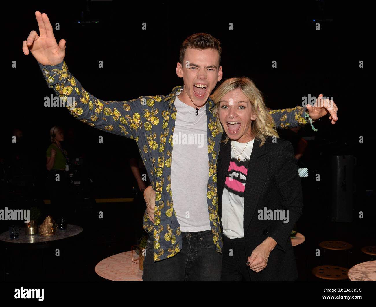 Finalista Woody Cook con sua madre Zoe Ball, seguendo la finale dal vivo della seconda serie di canale 4's il cerchio, in Salford, Manchester. Foto Stock
