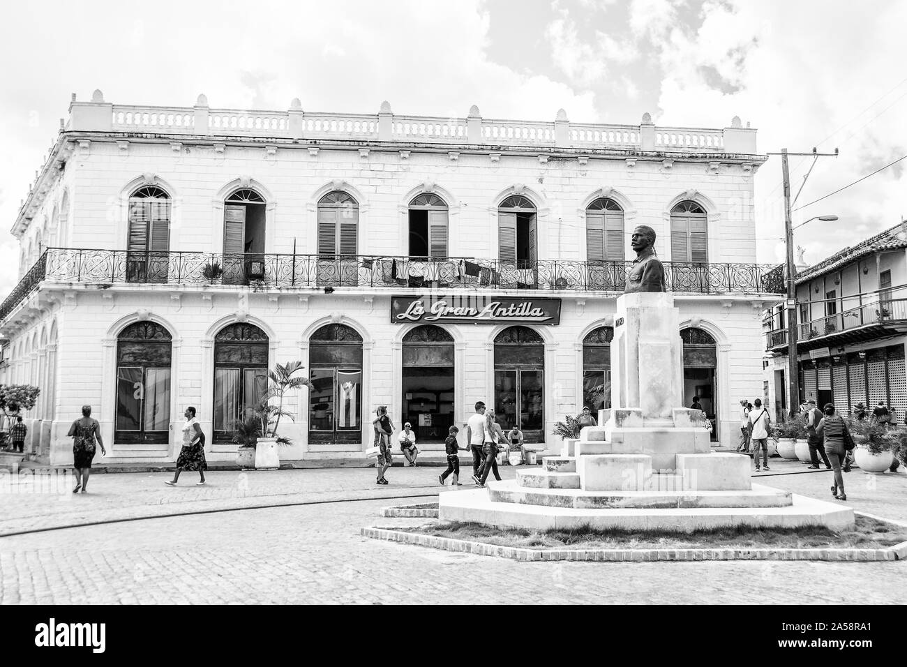 Un edificio a due piani situato sulla piazza principale della città; Camaguey, Cuba Foto Stock