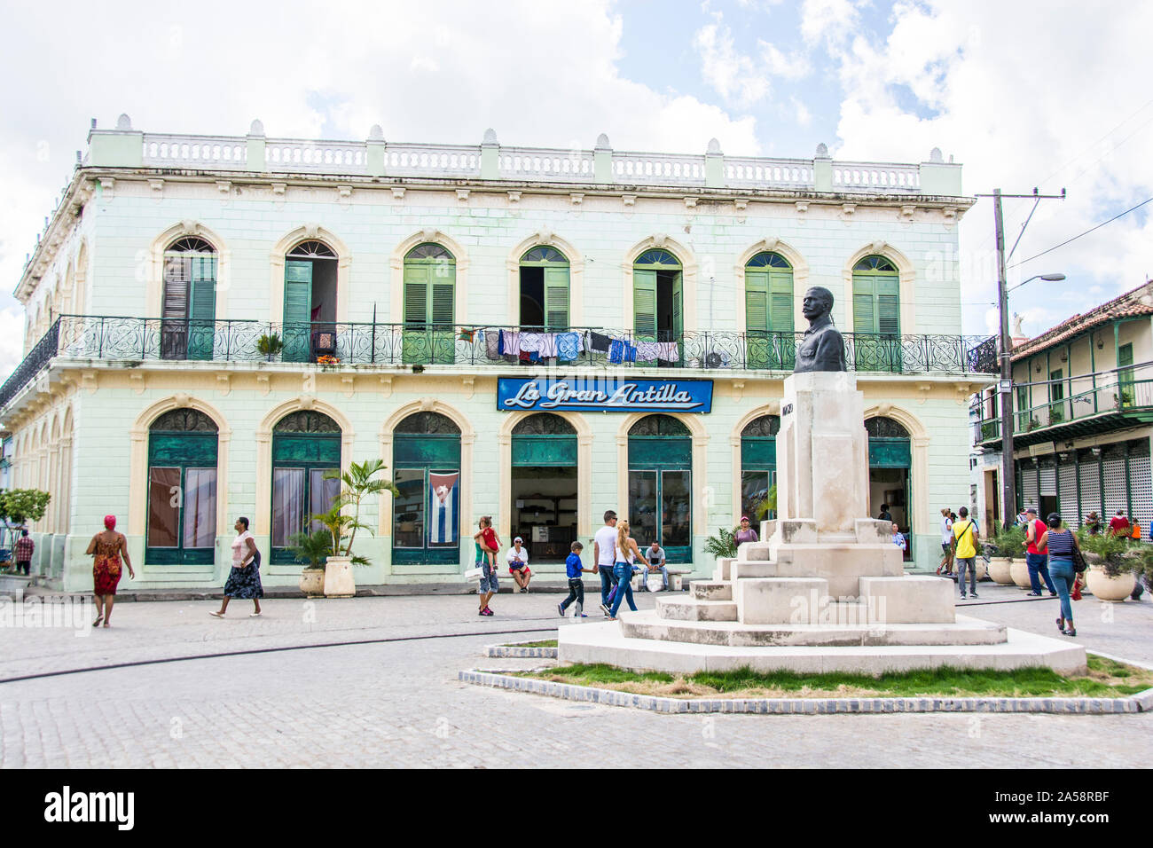 Un edificio a due piani situato sulla piazza principale della città; Camaguey, Cuba Foto Stock