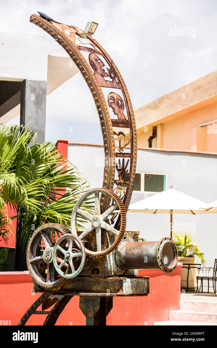 Interpretazione di un artista di una cinepresa davanti ad un teatro; Camaguey, Cuba Foto Stock