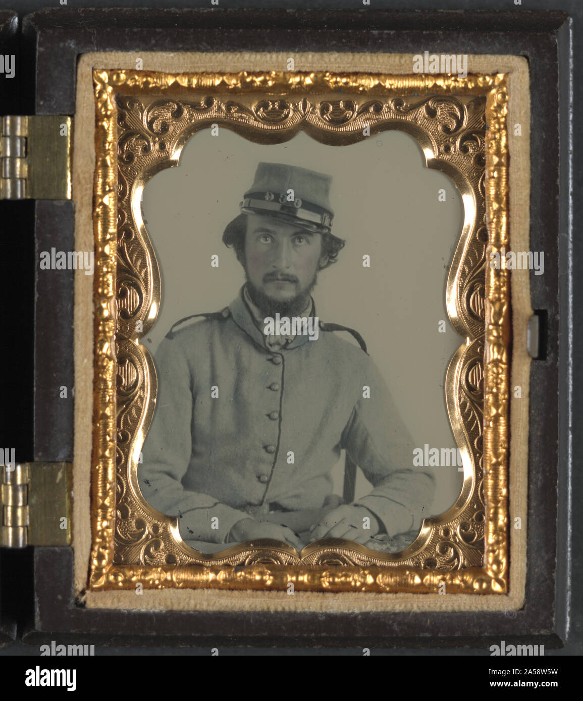 Unidentified soldato confederato in uniforme e Crescent City le protezioni di New Orleans kepi Foto Stock