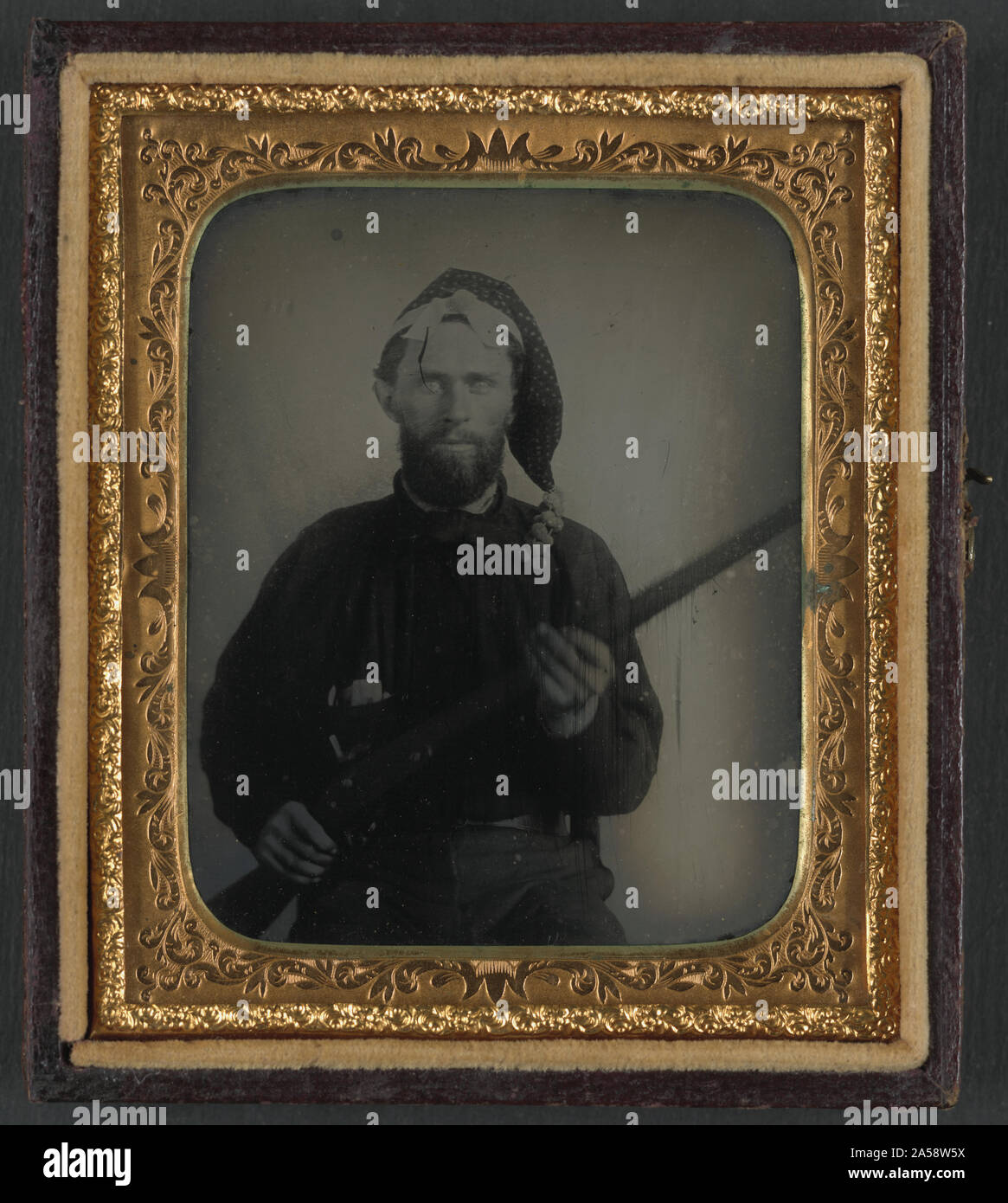 Unidentified soldato confederato in uniforme e Corsica cap con conversione flintlock moschetto Foto Stock