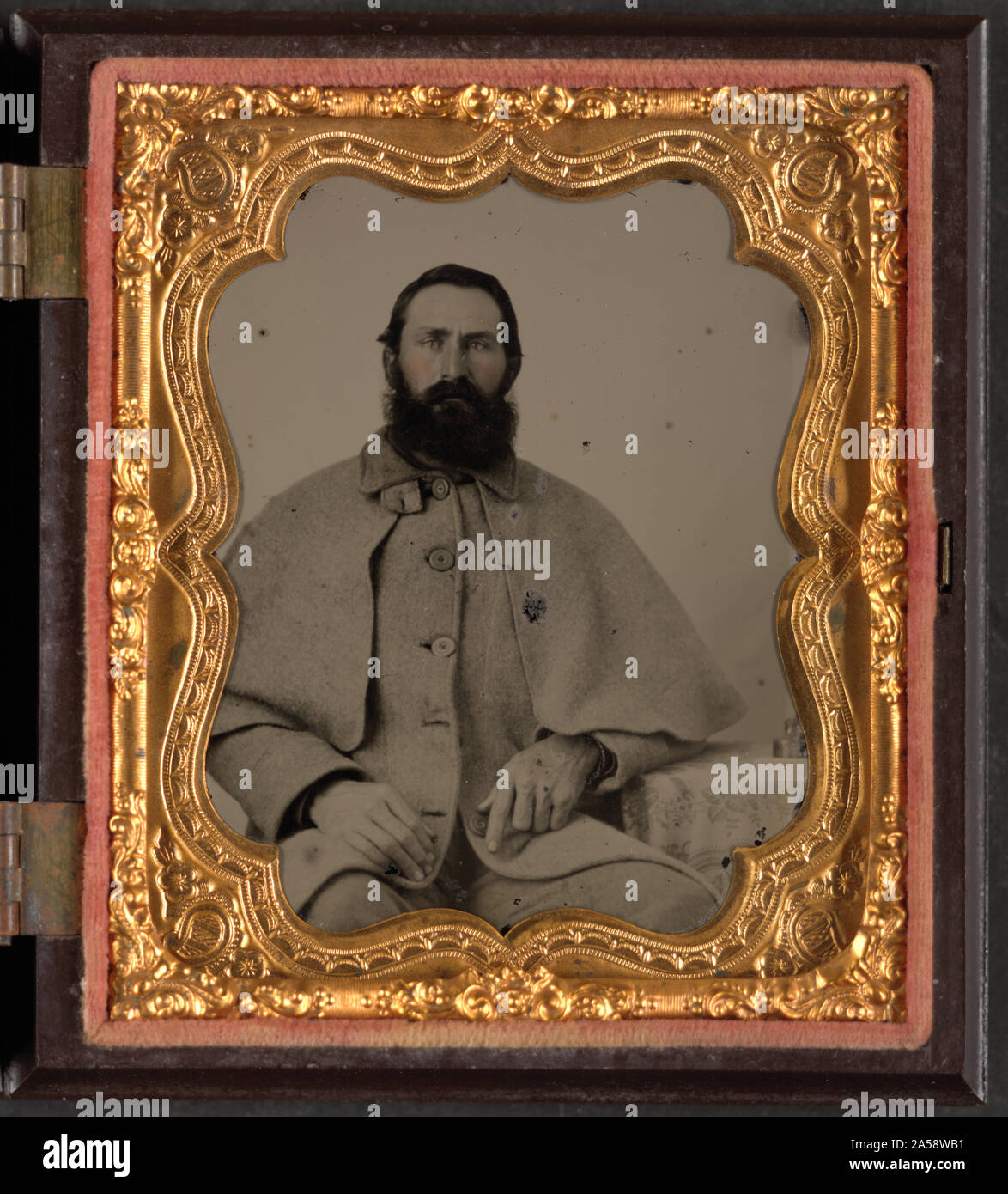 Unidentified soldato confederato in uniforme in grande mano Foto Stock
