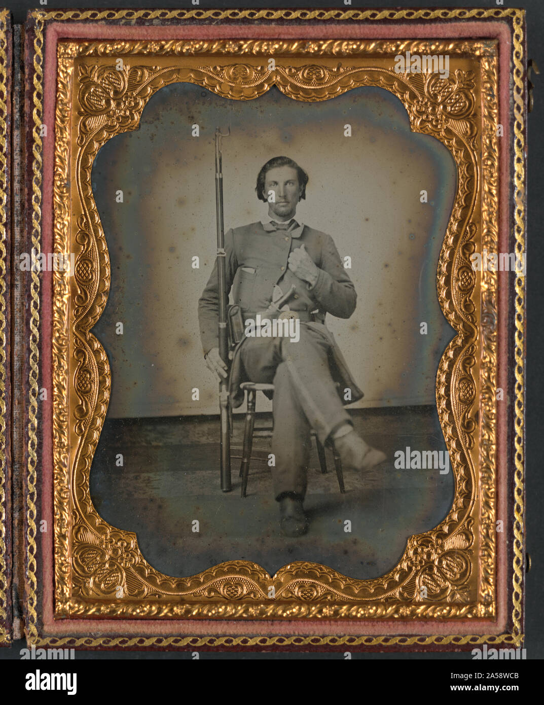 Unidentified soldato confederato in uniforme con 3-band Enfield fucile e coltello Foto Stock