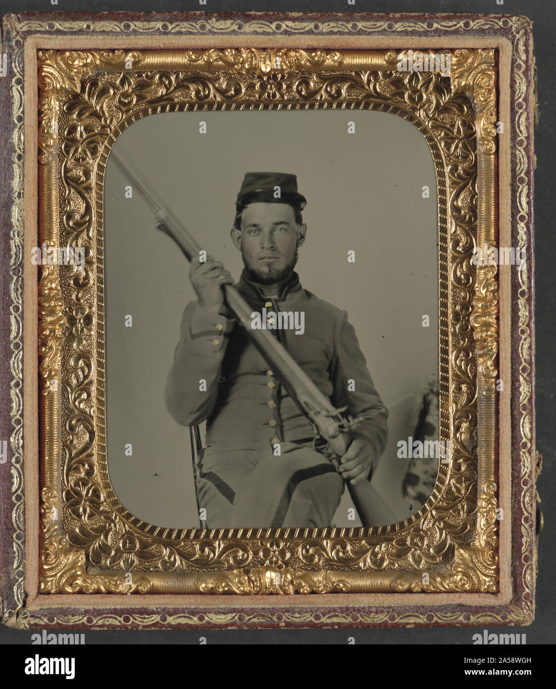 Unidentified soldato confederato in uniforme con flintlock moschetto Foto Stock